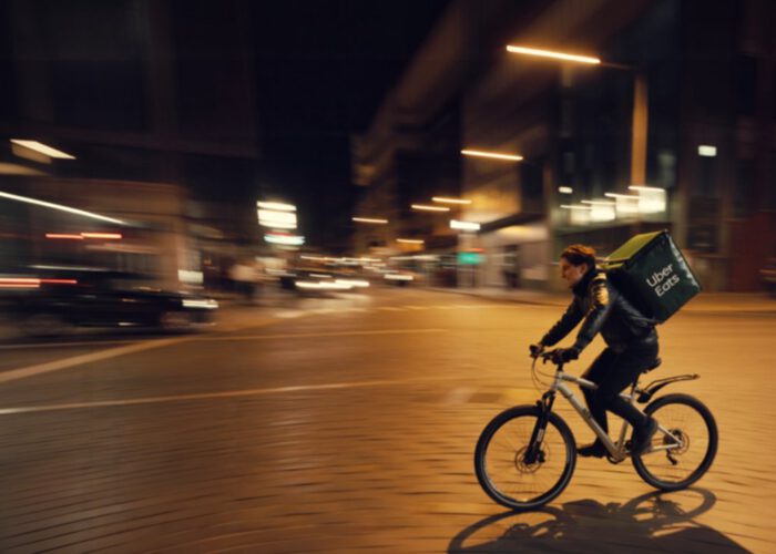 Livreurs des plateformes : une enquête inédite lève le voile sur leur extrême précarité