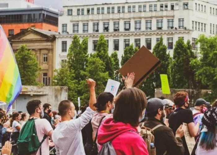 La haine envers les personnes LGBTQIA+ est en augmentation, nous devons donc rester vigilants et continuer à manifester.